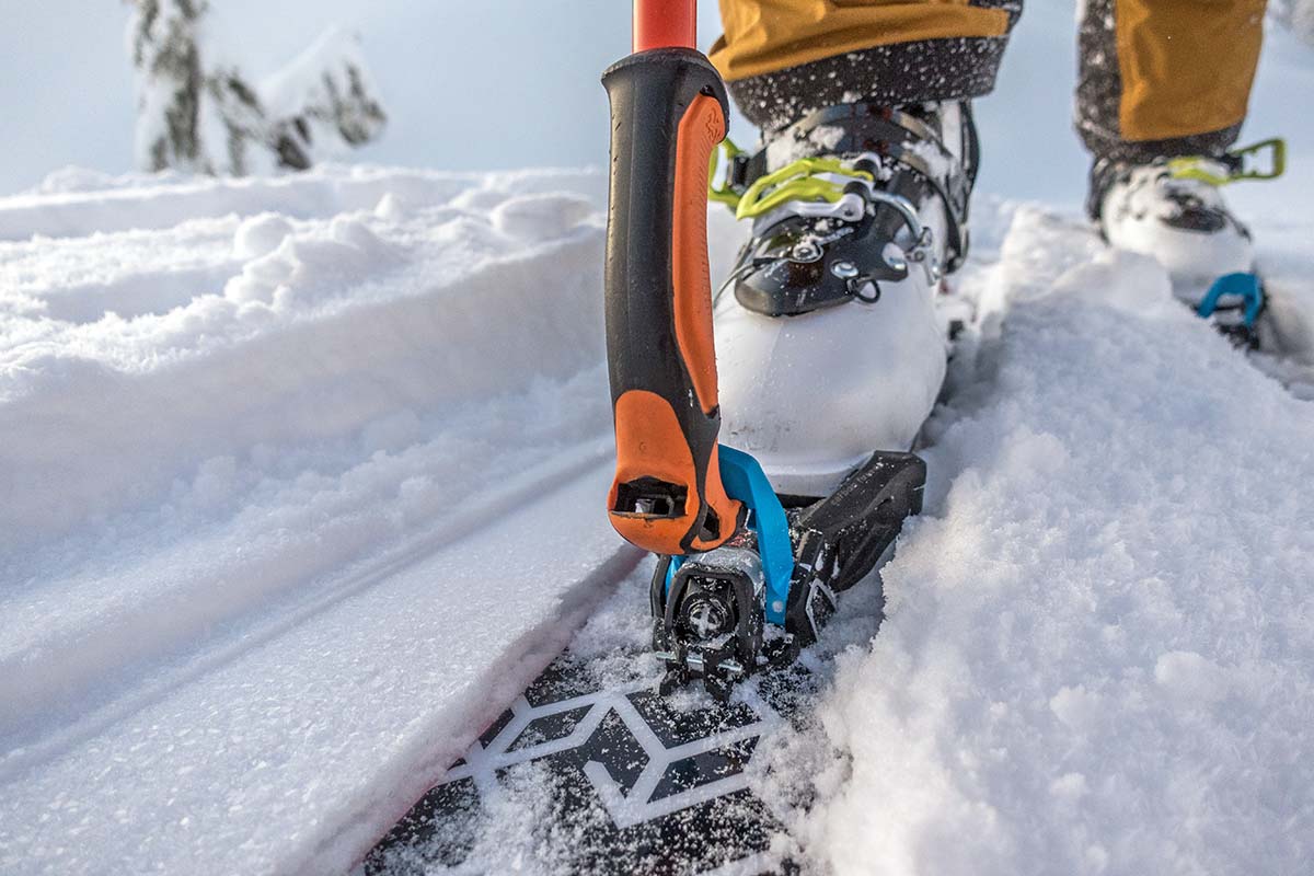 Salomon Shift backcountry ski binding (adjusting with ski pole)
